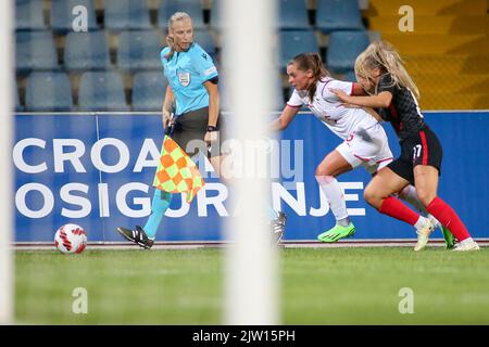 KARLOVAC, 02. SEPTEMBER: Noelle Maritz aus der Schweiz und Ella Ljustina aus Kroatien beim Qualifikationsspiel der FIFA Frauen zur Fußball-Weltmeisterschaft 2023 zwischen Kroatien und der Schweiz am 2. September 2022 im Branko Cavlovic-Cavlek-Stadion in Karlovac, Kroatien. Foto: Matija Habljak/PIXSEL Quelle: Pixsell Foto- und Videoagentur/Alamy Live News Stockfoto