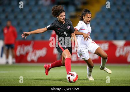 KARLOVAC, 02. SEPTEMBER: Leonarda Balog aus Kroatien und Coumba Sow aus der Schweiz beim Qualifikationsspiel der FIFA Frauen zur Fußball-Weltmeisterschaft 2023 zwischen Kroatien und der Schweiz am 2. September 2022 im Branko Cavlovic-Cavlek-Stadion in Karlovac, Kroatien. Foto: Matija Habljak/PIXSEL Quelle: Pixsell Foto- und Videoagentur/Alamy Live News Stockfoto