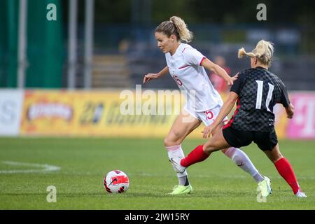 KARLOVAC, 02. SEPTEMBER: Luana Bühler aus der Schweiz im Einsatz gegen Ana Maria Markovic aus Kroatien während des Qualifikationsspiels der FIFA Frauen-Weltmeisterschaft 2023 zwischen Kroatien und der Schweiz im Branko Cavlovic-Cavlek-Stadion am 2. September 2022 in Karlovac, Kroatien. Foto: Matija Habljak/PIXSEL Quelle: Pixsell Foto- und Videoagentur/Alamy Live News Stockfoto