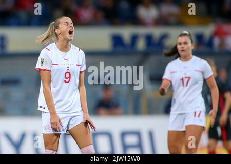 KARLOVAC, 02. SEPTEMBER: Ana-Maria Crnogorcevic aus der Schweiz reagiert während des FIFA Frauen-WM-Qualifikationsspiel 2023 zwischen Kroatien und der Schweiz am 2. September 2022 im Branko Cavlovic-Cavlek-Stadion in Karlovac, Kroatien. Foto: Matija Habljak/PIXSEL Quelle: Pixsell Foto- und Videoagentur/Alamy Live News Stockfoto