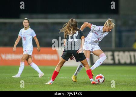 KARLOVAC, 02. SEPTEMBER: Ana-Maria Crnogorcevic aus der Schweiz im Kampf gegen Anela Lubina aus Kroatien während des Qualifikationsspiels der FIFA-Frauen-Weltmeisterschaft 2023 zwischen Kroatien und der Schweiz im Branko Cavlovic-Cavlek-Stadion am 2. September 2022 in Karlovac, Kroatien. Foto: Matija Habljak/PIXSEL Quelle: Pixsell Foto- und Videoagentur/Alamy Live News Stockfoto