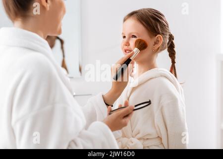 Mutter und Tochter, die Make-up im Badezimmer Stockfoto