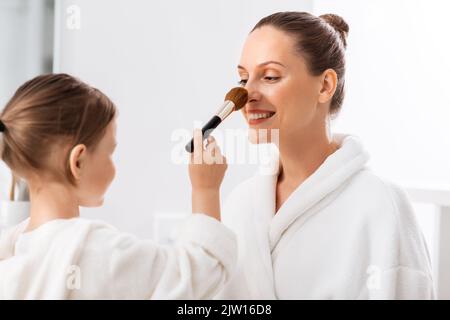 Mutter und Tochter, die Make-up im Badezimmer Stockfoto