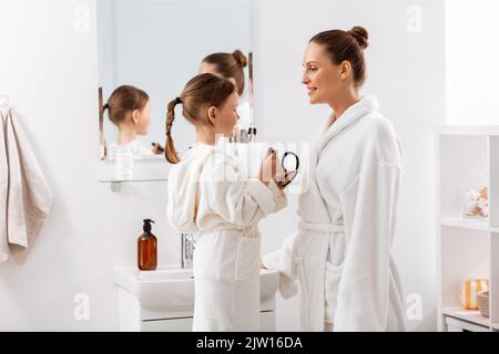 Mutter und Tochter, die Make-up im Badezimmer Stockfoto