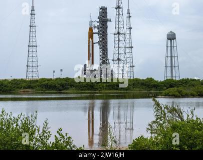 Kennedy Space Center, USA. 02. September 2022. Artemis 1 spiegelt sich am Freitag, den 2. September 2022, auf dem Launch Pad 39B im Kennedy Space Center, Florida, wider. Die SLS-Rakete der NASA mit dem Orion-Kapselmodul oben soll am Samstagnachmittag, dem 3. September 2022, ihren zweiten Startversuch Unternehmen. Artemis 1 wird den Mond umkreisen, als erster Schritt für die USA, Astronauten nach 50 Jahren wieder auf die Mondoberfläche zu schicken. Foto von Pat Benic/UPI Credit: UPI/Alamy Live News Stockfoto