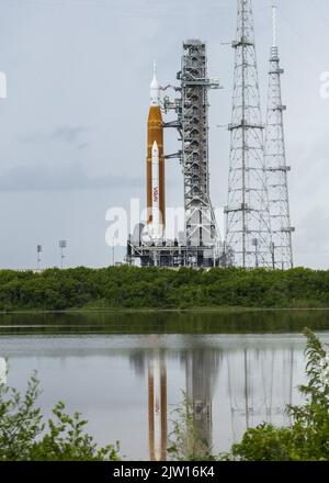 Kennedy Space Center, USA. 02. September 2022. Artemis 1 spiegelt sich am Freitag, den 2. September 2022, auf dem Launch Pad 39B im Kennedy Space Center, Florida, wider. Die SLS-Rakete der NASA mit dem Orion-Kapselmodul oben soll am Samstagnachmittag, dem 3. September 2022, ihren zweiten Startversuch Unternehmen. Artemis 1 wird den Mond umkreisen, als erster Schritt für die USA, Astronauten nach 50 Jahren wieder auf die Mondoberfläche zu schicken. Foto von Pat Benic/UPI Credit: UPI/Alamy Live News Stockfoto