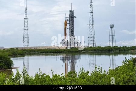 Kennedy Space Center, USA. 02. September 2022. Artemis 1 spiegelt sich am Freitag, den 2. September 2022, auf dem Launch Pad 39B im Kennedy Space Center, Florida, wider. Die SLS-Rakete der NASA mit dem Orion-Kapselmodul oben soll am Samstagnachmittag, dem 3. September 2022, ihren zweiten Startversuch Unternehmen. Artemis 1 wird den Mond umkreisen, als erster Schritt für die USA, Astronauten nach 50 Jahren wieder auf die Mondoberfläche zu schicken. Foto von Pat Benic/UPI Credit: UPI/Alamy Live News Stockfoto