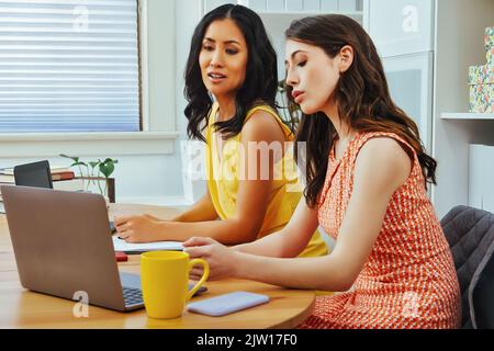 Geschäftsfrau diskutiert zeigen auf Laptop-Bildschirm, während sitzen in modernen Büro Kleinunternehmen Stockfoto