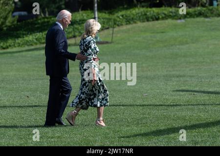 Washington DC, USA. 02. September 2022. Der US-Präsident Joe Biden und die First Lady Dr. Jill Biden verlassen das Weiße Haus in Washington, DC, auf dem Weg nach Camp David, 2. September 2022. Quelle: Chris Kleponis/Pool via CNP /MediaPunch Quelle: MediaPunch Inc/Alamy Live News Stockfoto