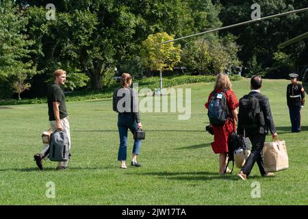 Washington DC, USA. 02. September 2022. Peter Neal (L) und Naomi Biden (2. L) folgen dem US-Präsidenten Joe Biden und der First Lady Dr. Jill Biden zu Marine One, um das Weiße Haus in Washington, DC, auf dem Weg von Camp David, 2. September 2022 zu verlassen. Quelle: Chris Kleponis/Pool via CNP /MediaPunch Quelle: MediaPunch Inc/Alamy Live News Stockfoto