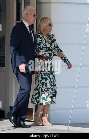 Washington DC, USA. 02. September 2022. Der US-Präsident Joe Biden und die First Lady Dr. Jill Biden verlassen das Weiße Haus in Washington, DC, auf dem Weg nach Camp David, 2. September 2022. Quelle: Chris Kleponis/Pool via CNP /MediaPunch Quelle: MediaPunch Inc/Alamy Live News Stockfoto