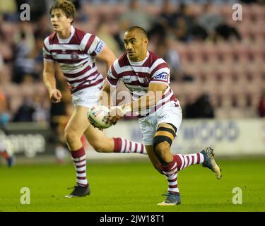 Wigan, Großbritannien. 02. September 2022. Thomas Leuluai #7 von Wigan Warriors während des Betfred Super League Spiels Wigan Warriors gegen Catalans Dragons im DW Stadium, Wigan, Großbritannien, 2.. September 2022 (Foto von Steve Flynn/Nachrichtenbilder) in Wigan, Großbritannien am 9/2/2022. (Foto von Steve Flynn/News Images/Sipa USA) Quelle: SIPA USA/Alamy Live News Stockfoto