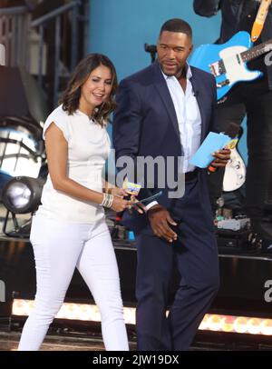 September 2, 2022, New York City, New York, USA: GMAâ €™ Gastgeber CECILIA VEGA und MICHAEL STRAHAN an der SCHWARZEN AUGEN ERBSEN Leistung auf â €™Guten Morgen Americaâ €™ statt auf Rumsey Spielfeld im Central Park. (Bild: © Nancy Kaserman/ZUMA Press Wire) Stockfoto