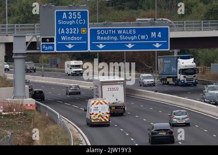 Datchet, UK. 2.. September 2022. Es wurde berichtet, dass Premierministerin Liz Truss sagte, dass sie intelligente Autobahnen stoppen würde. Sie hat auch gesagt, dass sie die Aufhebung der Geschwindigkeitsbegrenzung auf Autobahnen in Betracht ziehen würde, wie dies in Deutschland der Fall ist. Quelle: Maureen McLean/Alamy Live News Stockfoto