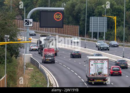 Datchet, UK. 2.. September 2022. Es wurde berichtet, dass Premierministerin Liz Truss sagte, dass sie intelligente Autobahnen stoppen würde. Sie hat auch gesagt, dass sie die Aufhebung der Geschwindigkeitsbegrenzung auf Autobahnen in Betracht ziehen würde, wie dies in Deutschland der Fall ist. Quelle: Maureen McLean/Alamy Live News Stockfoto