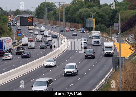 Datchet, UK. 2.. September 2022. Es wurde berichtet, dass Premierministerin Liz Truss sagte, dass sie intelligente Autobahnen stoppen würde. Sie hat auch gesagt, dass sie die Aufhebung der Geschwindigkeitsbegrenzung auf Autobahnen in Betracht ziehen würde, wie dies in Deutschland der Fall ist. Quelle: Maureen McLean/Alamy Live News Stockfoto