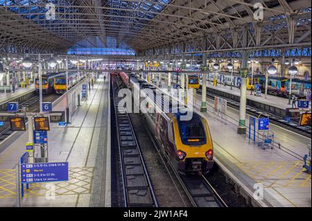 Crosscountry voyager, geschäftige Szene in Manchester Piccadilly. 4.. August 2022. Von Tom McAtee..jpg - 2JW1AF4 hochgeladen am : 02 Sep 2022 Stockfoto