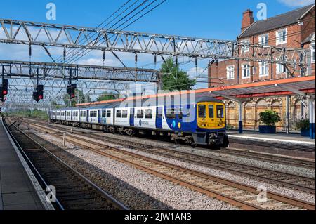 Northerns 319378 2A99 1327 Liverpool Lime Street nach Crewe Ankunft in Crewe. 8.. August 2022 Stockfoto