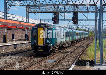 West Midlands Züge 350370 2G68 1552 Crewe zur Birmingham New Street in Crewe. 8.. August 2022 Stockfoto