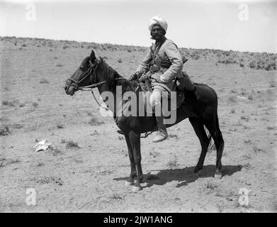 AJAXNETPHOTO. 1919-1920S (CA.). INDIEN. NORDWEST-GRENZE. - BEWAFFNETER REITER - EIN BEWAFFNETER REITER, MÖGLICHERWEISE WAZIRISTAN-MILIZ IN TRADITIONELLER KLEIDUNG, MIT MUNITIONSGÜRTELN MIT GEWEHR ÜBER DEN RÜCKEN GESCHLEUDERT, STELLT SICH FÜR DIE KAMERA. FOTOGRAF:UNBEKANNT © DIGITAL IMAGE COPYRIGHT AJAX VINTAGE PICTURE LIBRARY SOURCE: AJAX VINTAGE PICTURE LIBRARY COLLECTION REF:1920 6 2 Stockfoto