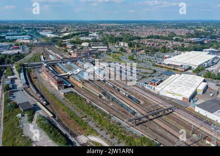 Crewe Station von oben, als ein Avanti Pendolino nach London Euston fährt. 8.. August 2022. Stockfoto