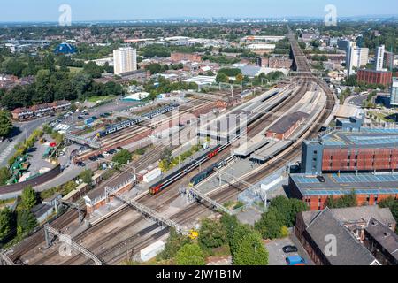 Die Züge der Linien 158806 158847 1R62 0651 Norwich nach Liverpool Lime Street kommen in Stockport an. 12.. August 2022. Stockfoto