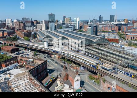 Northerns 323239 1127 Liverpool nach Crewe, 331023 331025 1202 Hazel Grove nach Blackpool North bei Manchester Piccadilly. 12. August 2022. Stockfoto