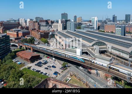 Der Trans Pennine Express 802215 1S56 1210 vom Flughafen Manchester nach Edinburgh fährt ab Manchester Piccadilly. 12.. August 2022. Stockfoto