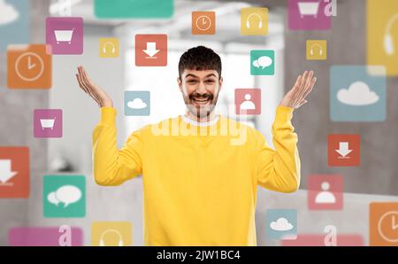 Lächelnder junger Mann in gelbem Sweatshirt Stockfoto