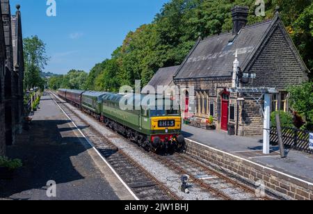 Klasse 47 47402 D1501 und Peak D8 mit der 13,30 Rowsley South nach Matlock kommen in Darley Dale an. 13.. August 2022. Stockfoto