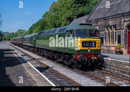 Klasse 47 47402 D1501 und Peak D8 mit der 13,30 Rowsley South nach Matlock kommen in Darley Dale an. 13.. August 2022. Stockfoto