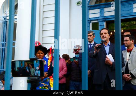 Sopocachi, La Paz, Bolivien, 2.. September 2022: Die argentinische Botschafterin in Bolivien Ariel Basteiro (rechts) hält eine Rede vor der argentinischen Botschaft in La Paz, um ihre Unterstützung für Argentiniens Vizepräsidentin Cristina Fernández de Kirchner zu zeigen, die gestern Abend einen Attentat vor ihrem Haus in Buenos Aires knapp überlebt hat. Auf der linken Seite ist die Leiterin der bolivianischen Nationalen Vereinigung der Indigenen und Campesina Frauen - Bartolina Sisa soziale Bewegung Segundina Flores. Stockfoto