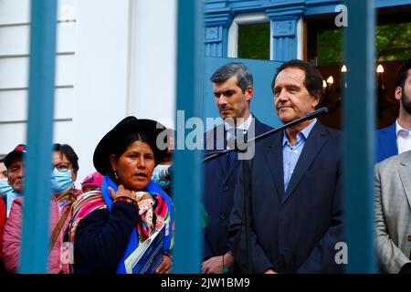 Sopocachi, La Paz, Bolivien, 2.. September 2022: Die Vorsitzende der bolivianischen Nationalen Vereinigung der indigenen und bäuerlichen Frauen - Bartolina Sisa Sozialbewegung Segundina Flores hält eine Rede vor der argentinischen Botschaft in La Paz, um ihre Unterstützung für Argentiniens Vizepräsidentin Cristina Fernández de Kirchner zu zeigen, Die gestern Abend einen Attentat vor ihrem Haus in Buenos Aires knapp überlebte. Rechts ist der argentinische Botschafter in Bolivien Ariel Basteiro. Stockfoto