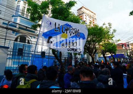 Sopocachi, La Paz, Bolivien, 2.. September 2022: Mitglieder der argentinischen politischen Bewegung La Campora und soziale Bewegungen versammeln sich vor der argentinischen Botschaft in La Paz, um ihre Unterstützung für Argentiniens Vizepräsidentin Cristina Fernández de Kirchner zu zeigen, die gestern Abend einen Attentat vor ihrem Haus in Buenos Aires knapp überlebt hat. Fernández de Kirchner, die von 2007 bis 2015 auch Argentiniens Präsidentin war, war eine langjährige Verbündeter der linken Regierung und regierenden MAS-Partei Boliviens. Stockfoto