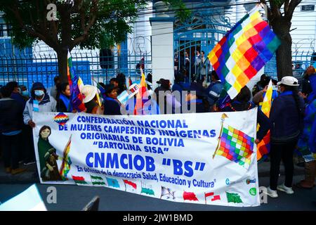 Sopocachi, La Paz, Bolivien, 2.. September 2022: Mitglieder der bolivianischen Nationalen Vereinigung der Indigenen und Campesina-Frauen - Bartolina Sisa Sozialbewegung versammeln sich vor der argentinischen Botschaft in La Paz, um ihre Unterstützung für Argentiniens Vizepräsidentin Cristina Fernández de Kirchner zu zeigen, die gestern Abend einen Attentat vor ihrem Haus in Buenos Aires knapp überlebte. Fernández de Kirchner, die von 2007 bis 2015 auch Argentiniens Präsidentin war, war eine langjährige Verbündeter der linken Regierung und regierenden MAS-Partei Boliviens und des ehemaligen Präsidenten Evo Morales Ayma. Stockfoto