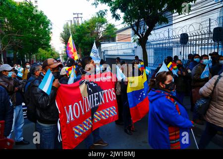 Sopocachi, La Paz, Bolivien, 2.. September 2022: Mitglieder sozialer Bewegungen versammeln sich vor der argentinischen Botschaft in La Paz, um ihre Unterstützung für Argentiniens Vizepräsidentin Cristina Fernández de Kirchner zu zeigen, die gestern Abend einen Attentat vor ihrem Haus in Buenos Aires knapp überlebte. Der in Brasilien geborene Schütze, der sich in einer Menge ihrer Unterstützer zu Fuß von ihr erreichen ließ, wurde von der Polizei in Gewahrsam genommen. Fernández de Kirchner, die von 2007 bis 2015 auch Argentiniens Präsidentin war, ist eine langjährige Verbündeter der linken Regierung Boliviens. Stockfoto