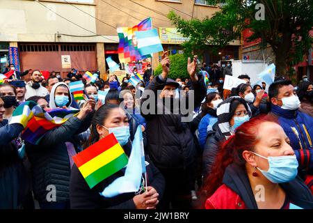 Sopocachi, La Paz, Bolivien, 2.. September 2022: Mitglieder der regierenden MAS-Partei und der sozialen Bewegungen Boliviens versammeln sich vor der argentinischen Botschaft in La Paz, um ihre Unterstützung für Argentiniens Vizepräsidentin Cristina Fernández de Kirchner zu zeigen, die gestern Abend knapp einen Attentat vor ihrem Haus in Buenos Aires überlebt hat. Der in Brasilien geborene Schütze, der sich in einer Menge ihrer Unterstützer zu Fuß von ihr erreichen ließ, wurde von der Polizei in Gewahrsam genommen. Fernández de Kirchner, die von 2007 bis 2015 auch Argentiniens Präsidentin war, ist eine langjährige Verbündeter der linken Regierung Boliviens. Stockfoto