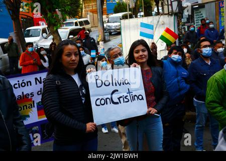 Sopocachi, La Paz, Bolivien, 2.. September 2022: 2 junge Frauen halten ein Plakat mit der Aufschrift „Bolivien mit Cristina“ während einer Veranstaltung vor der argentinischen Botschaft in La Paz, um ihre Unterstützung für Argentiniens Vizepräsidentin Cristina Fernández de Kirchner zu zeigen, die gestern Abend einen Attentat vor ihrem Haus in Buenos Aires knapp überlebt hat. Fernández de Kirchner, die von 2007 bis 2015 auch Argentiniens Präsidentin war, war eine langjährige Verbündeter der linken Regierung und regierenden MAS-Partei Boliviens. Stockfoto