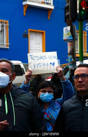 Sopocachi, La Paz, Bolivien, 2.. September 2022: Eine Frau hält während einer Veranstaltung vor der argentinischen Botschaft in La Paz ein Plakat mit der Aufschrift „Alle mit Cristina“, um ihre Unterstützung für Argentiniens Vizepräsidentin Cristina Fernández de Kirchner zu zeigen, die gestern Abend knapp einen Attentat vor ihrem Haus in Buenos Aires überlebt hat. Fernández de Kirchner, die von 2007 bis 2015 auch Argentiniens Präsidentin war, war eine langjährige Verbündeter der linken Regierung Boliviens, der regierenden MAS-Partei und Freundin des ehemaligen Präsidenten Evo Morales Ayma. Stockfoto