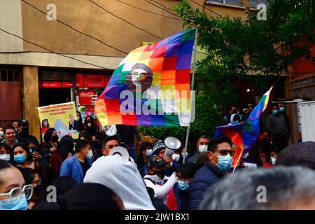 Sopocachi, La Paz, Bolivien, 2.. September 2022: Mitglieder der regierenden MAS-Partei und der sozialen Bewegungen Boliviens versammeln sich vor der argentinischen Botschaft in La Paz, um ihre Unterstützung für Argentiniens Vizepräsidentin Cristina Fernández de Kirchner zu zeigen, die gestern Abend knapp einen Attentat vor ihrem Haus in Buenos Aires überlebt hat. Der in Brasilien geborene Schütze, der sich in einer Menge ihrer Unterstützer zu Fuß von ihr erreichen ließ, wurde von der Polizei in Gewahrsam genommen. Fernández de Kirchner, die von 2007 bis 2015 auch Argentiniens Präsidentin war, ist eine langjährige Verbündeter der linken Regierung Boliviens Stockfoto