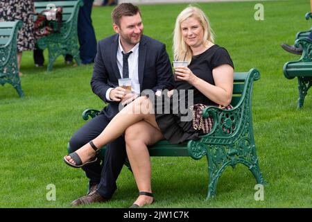 Ascot, Bergen, Großbritannien. 2.. September 2022. Rennfahrer genießen das Rennwochenende im September auf der Ascot Racecourse. Quelle: Maureen McLean/Alamy Live News Stockfoto