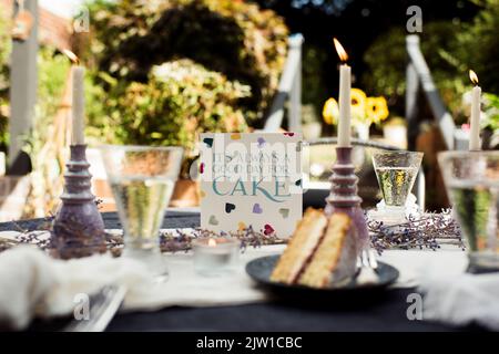 Es ist immer ein guter Tag für Kuchen Grußkarte auf einem Esstisch Stockfoto