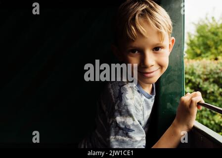 Porträt eines Jungen, der auf einer Traktorfahrt lächelt Stockfoto