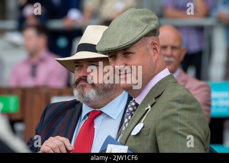 Ascot, Bergen, Großbritannien. 2.. September 2022. Rennfahrer genießen das Rennwochenende im September auf der Ascot Racecourse. Quelle: Maureen McLean/Alamy Live News Stockfoto