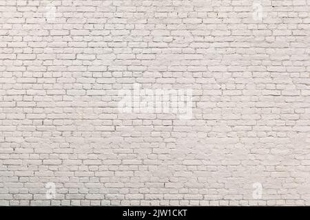 Alte, große, weiß gestrichene, schäbig-schicke Backsteinwand (Platz zum Kopieren) Stockfoto