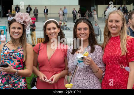 Ascot, Bergen, Großbritannien. 2.. September 2022. Mädchen genießen das September-Rennwochenende auf der Ascot Racecourse. Quelle: Maureen McLean/Alamy Live News Stockfoto