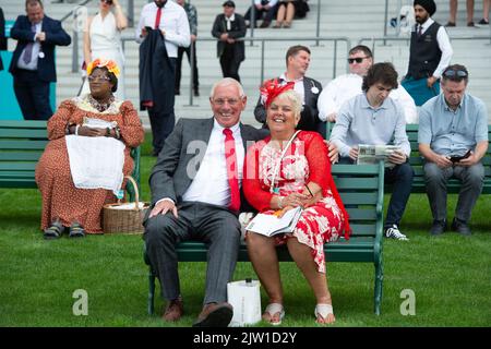 Ascot, Bergen, Großbritannien. 2.. September 2022. Rennfahrer bei Ascot Races genießen das Rennwochenende im September. Quelle: Maureen McLean/Alamy Live News Stockfoto