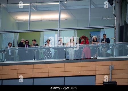 Ascot, Bergen, Großbritannien. 2.. September 2022. Racegoers genießen ihren Tag bei Ascot Races. Quelle: Maureen McLean/Alamy Live News Stockfoto