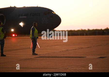 Ein führender Flugzeugbauer der Royal Australian Air Force führt einen C-17 Globemaster III auf der RAAF Base Tindal, Northern Territory, Australien, 18. August 2022. Durch den Einsatz und die Koordination mit der RAAF stärken die US Air Force Airmen die Fähigkeit, jederzeit und überall schnell zu mobilisieren. (USA Luftwaffe Foto von Senior Airman Adrian Salazar) Stockfoto