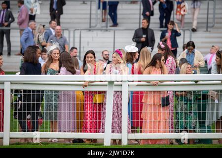 Ascot, Bergen, Großbritannien. 2.. September 2022. Racegoers genießen ihren Tag bei Ascot Races. Quelle: Maureen McLean/Alamy Live News Stockfoto